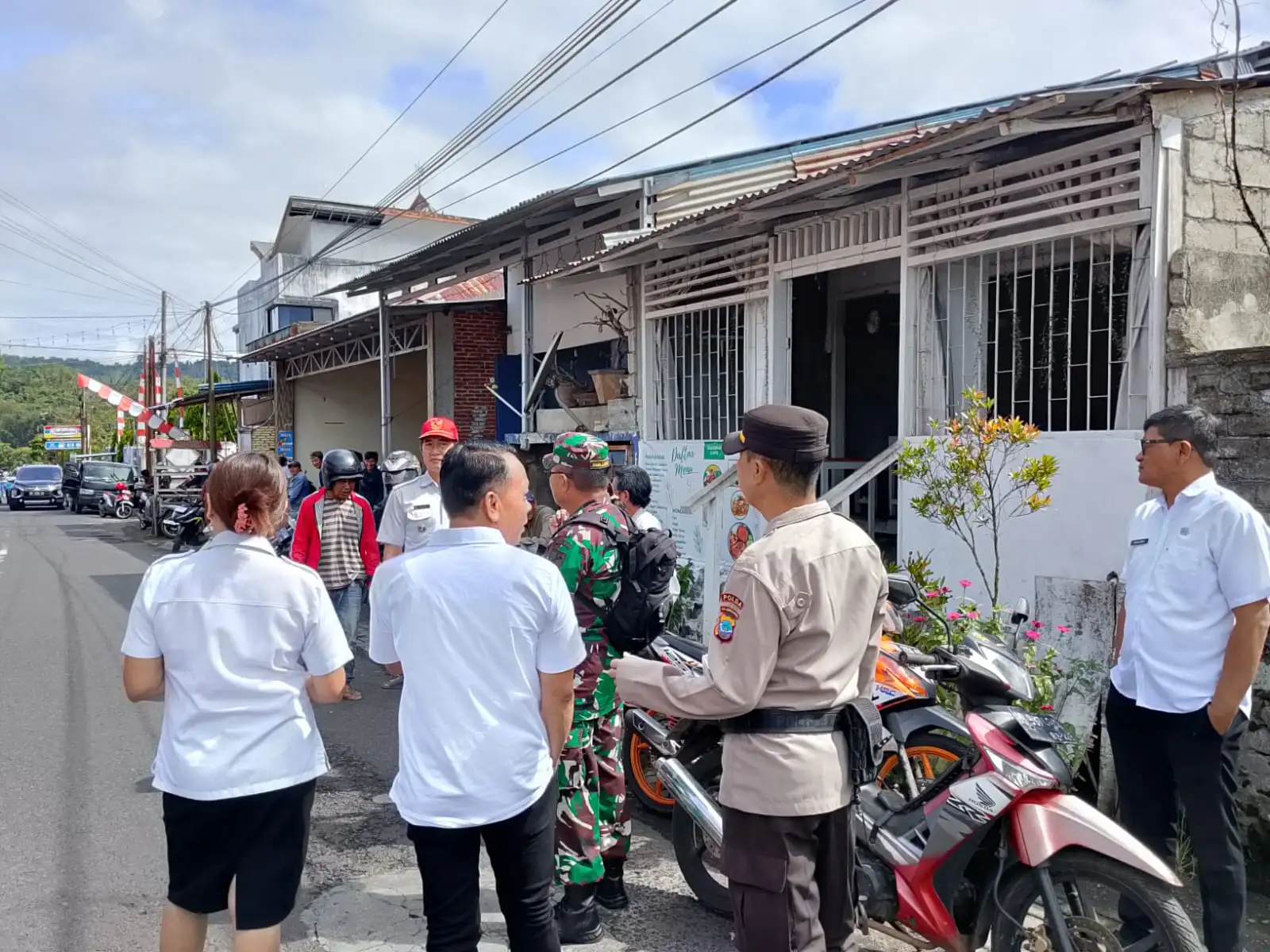 Operasi Penertiban di Pasar Rakyat Talikuran, Polsek Remboken Pastikan Kenyamanan Warga Melalui Penataan Area Terlarang dan Lokasi Parkir
